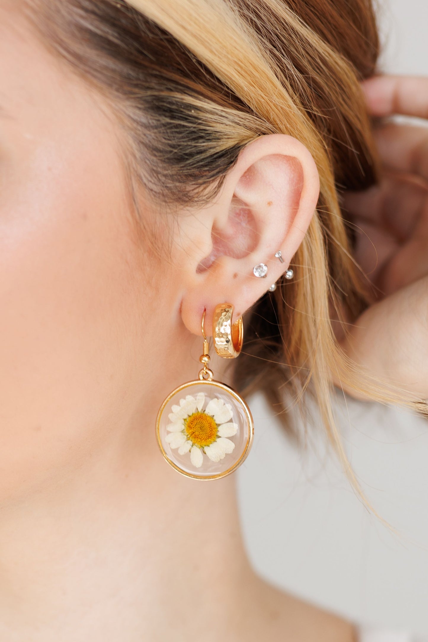 Beautiful Gold Daisy Earrings