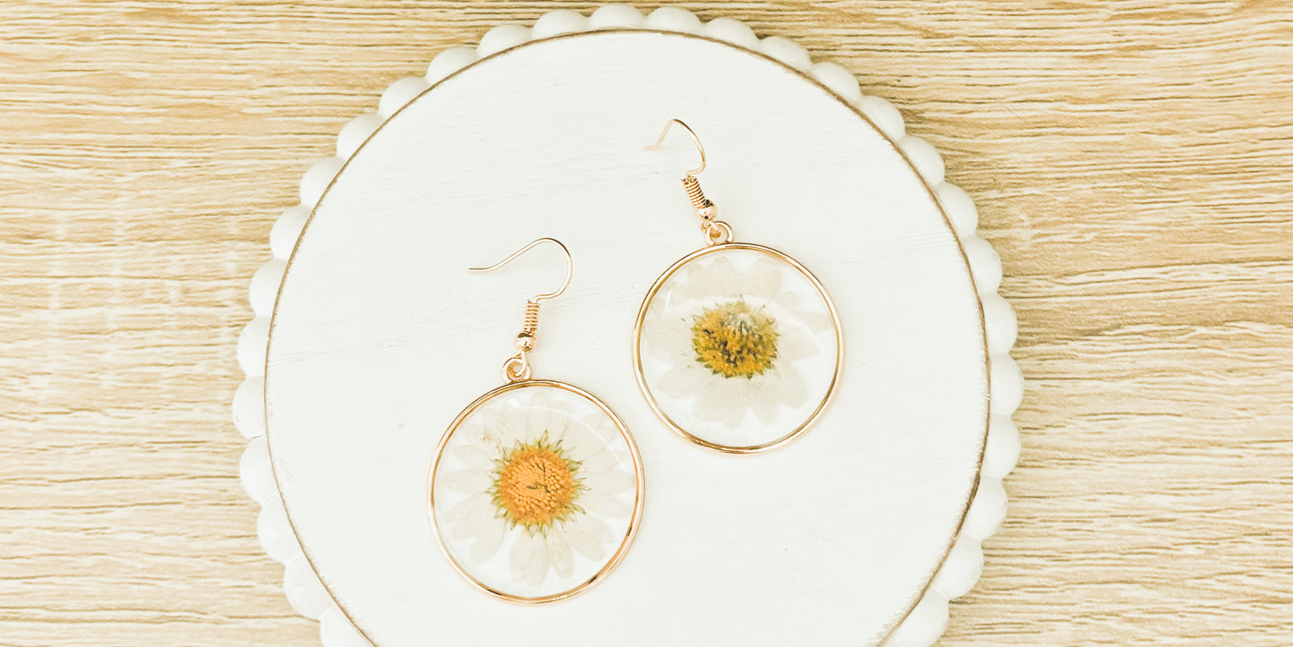 Beautiful Gold Daisy Earrings