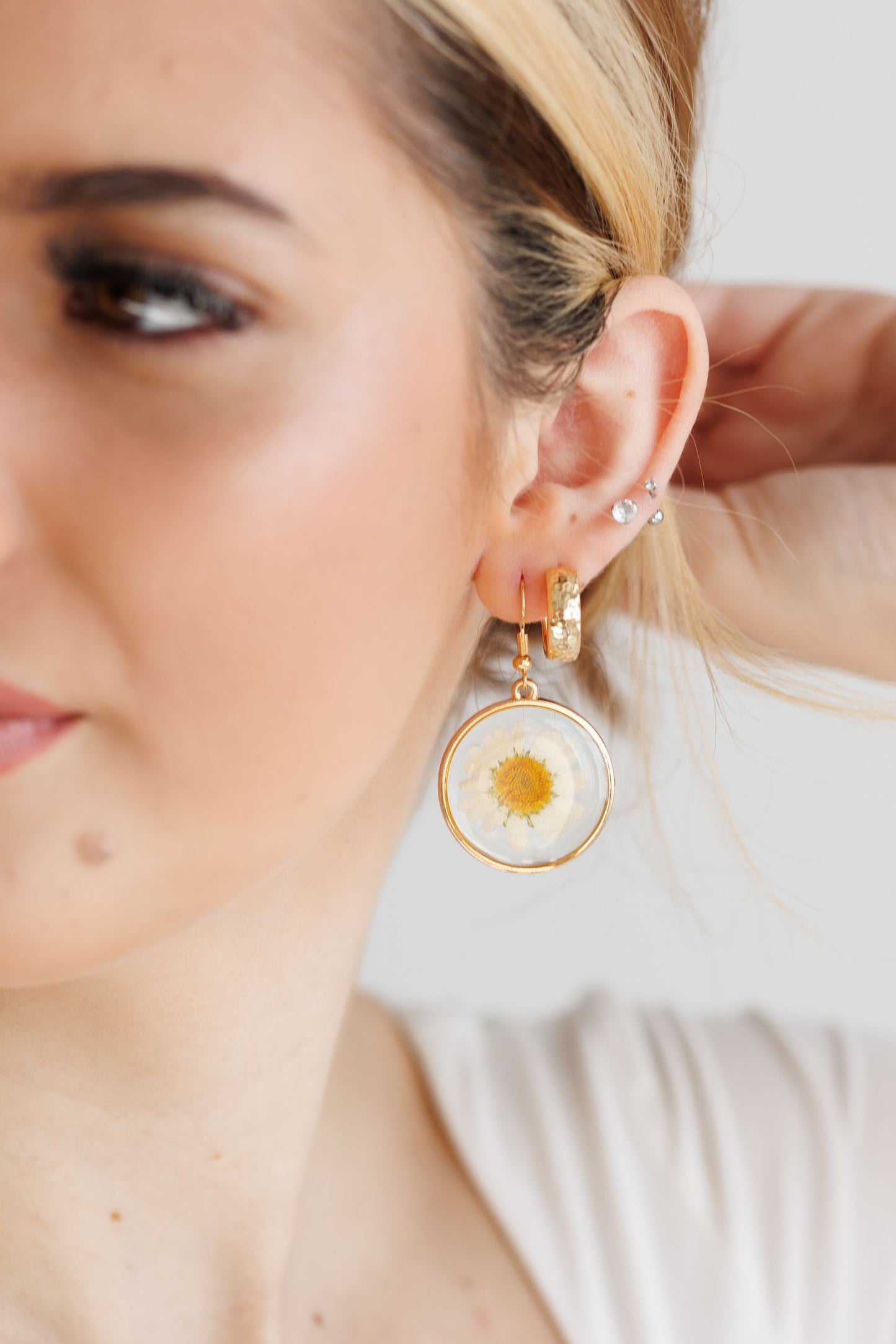 Beautiful Gold Daisy Earrings