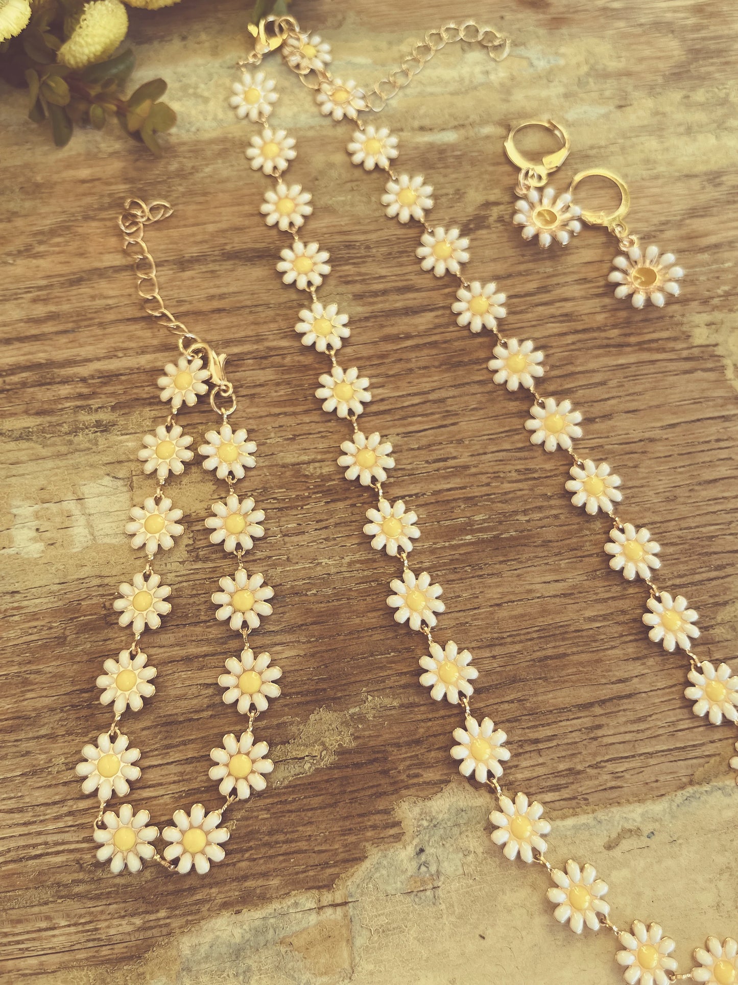 Beautiful Daisy Bracelet, Earrings and Necklace Set